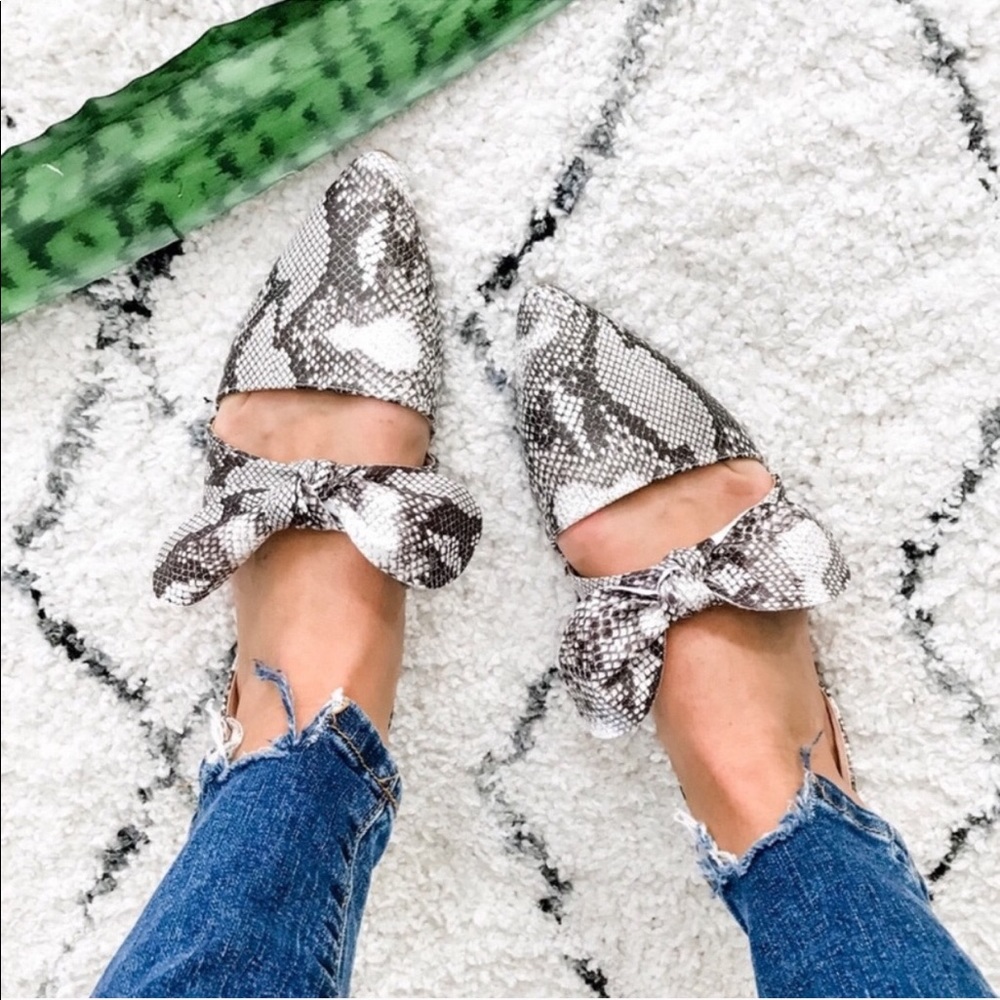 2 LEFT!!! Snakeskin Snake Print Bow Flats Mules - Picture 4 of 8